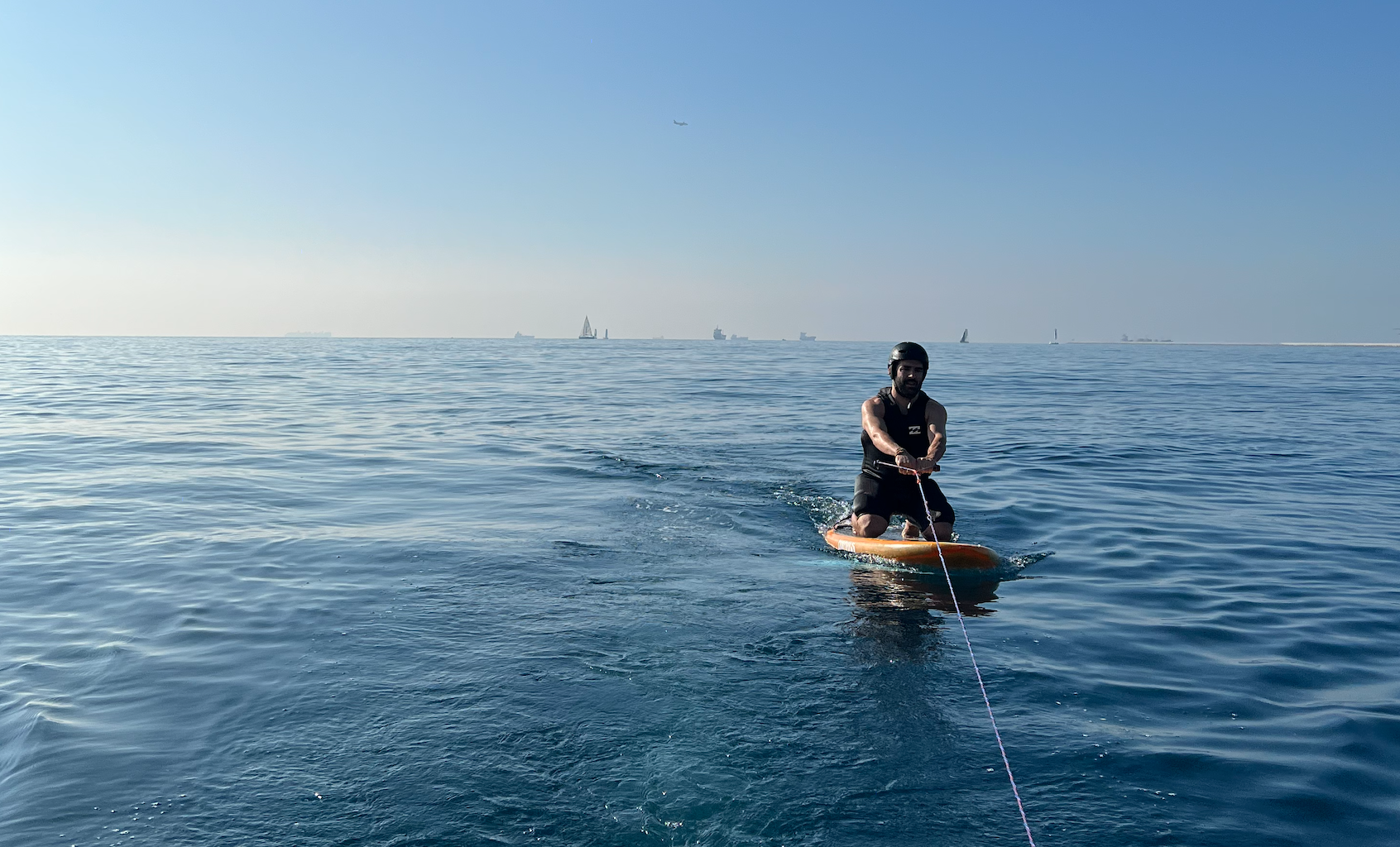 Load video: foilers club wakefoil lesson clases barcelona foil wing wingfoil albert asenjo